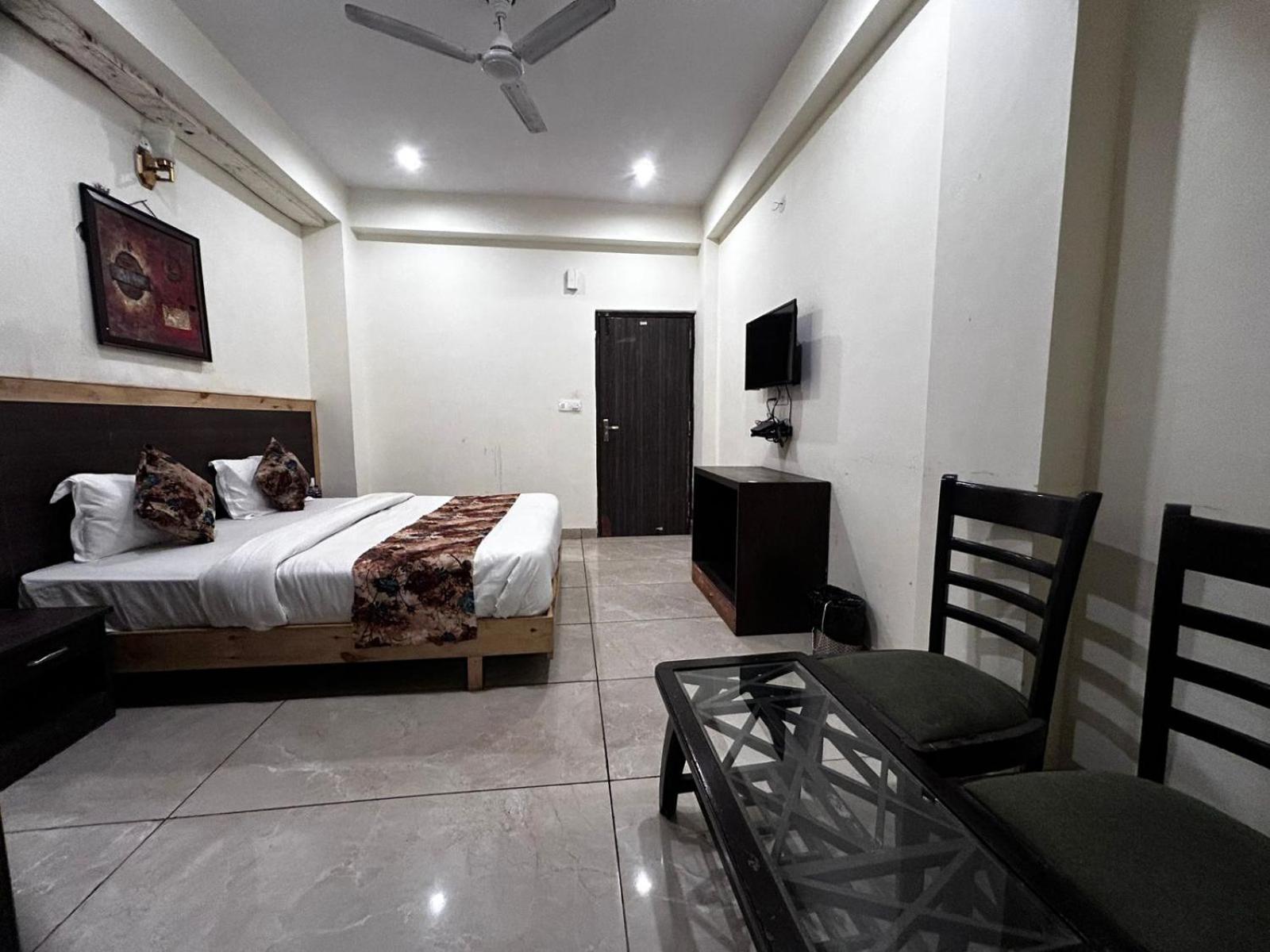 Hangout Inn Bhāgalpur Exteriör bild