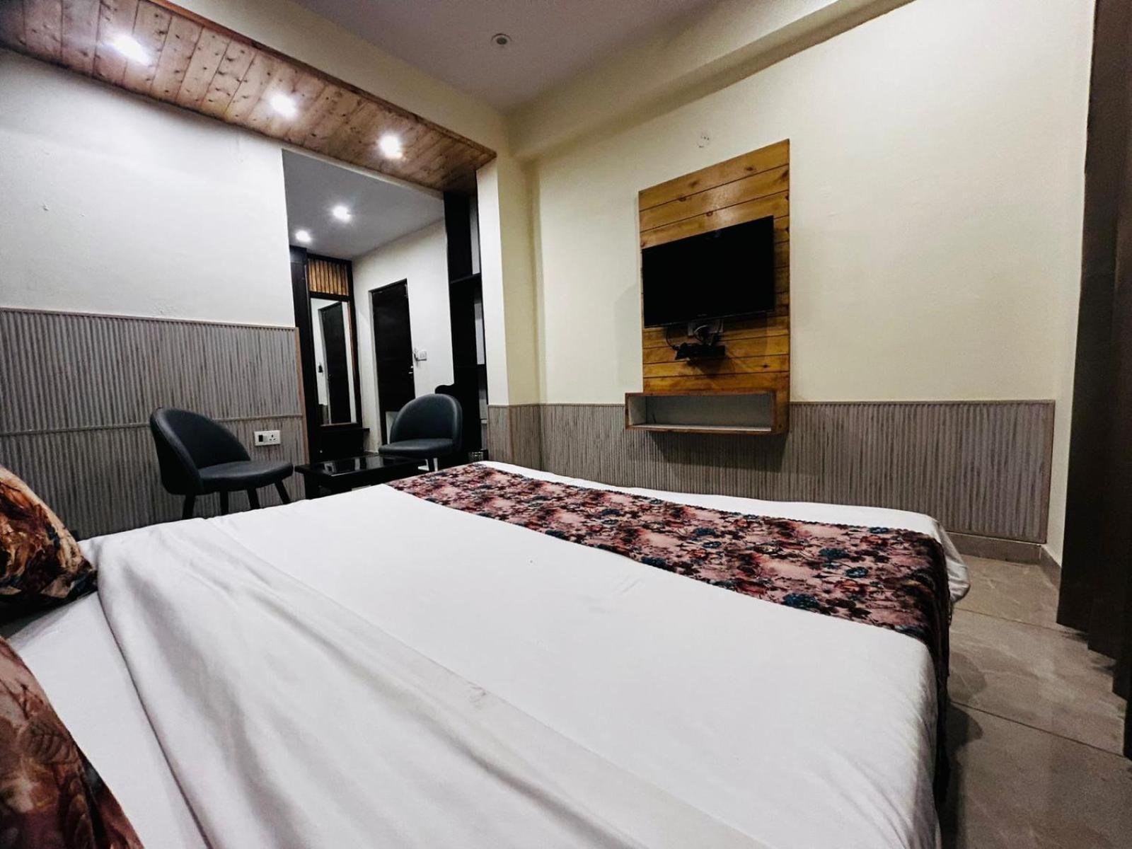 Hangout Inn Bhāgalpur Exteriör bild