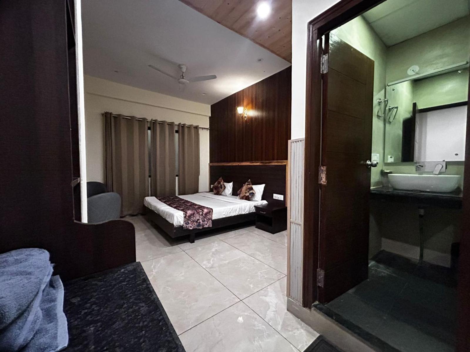Hangout Inn Bhāgalpur Exteriör bild